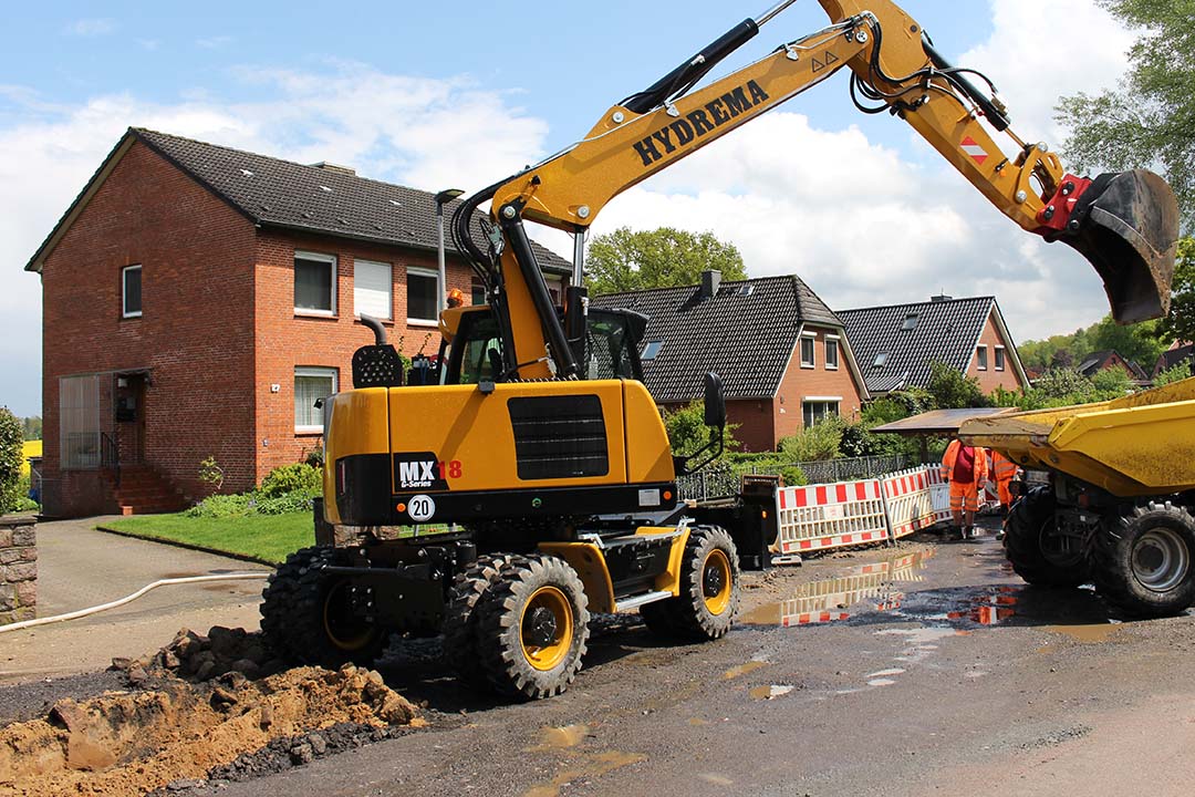 MX18G Rear Right Side View Loading Dump Truck