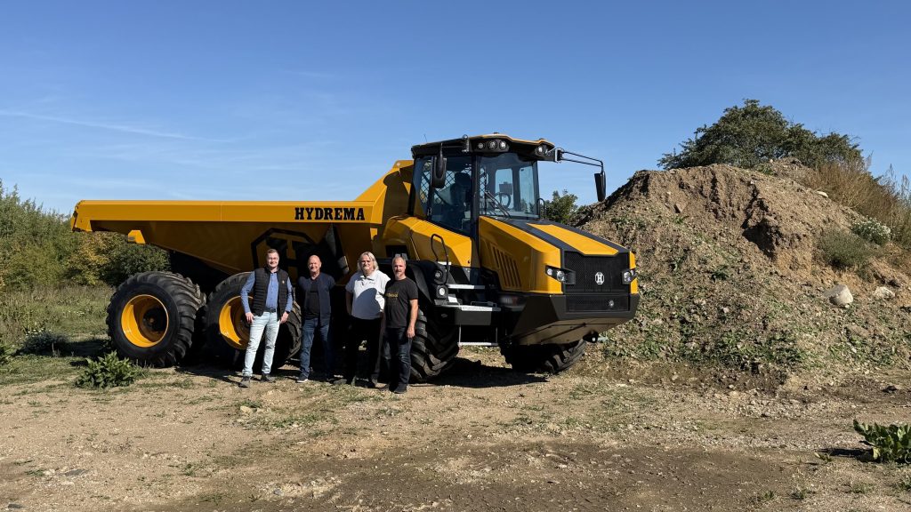 Mario Haun, Joachim Hauck, Richard Klippel und Matthias Rost vor einem HYDREMA Dumper