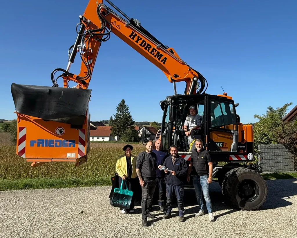 Übergabe des HYDREMA MX17G an die Ludwig Rieder GmbH & Co. KG in Bayerbach