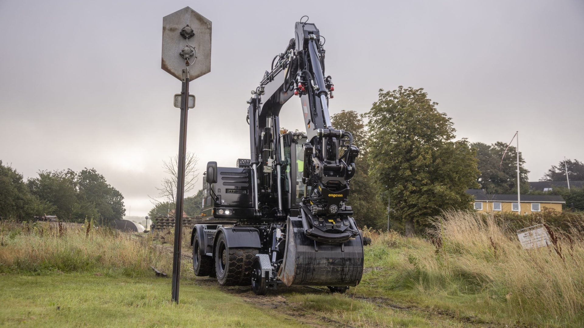 mx17g rail in green scenery