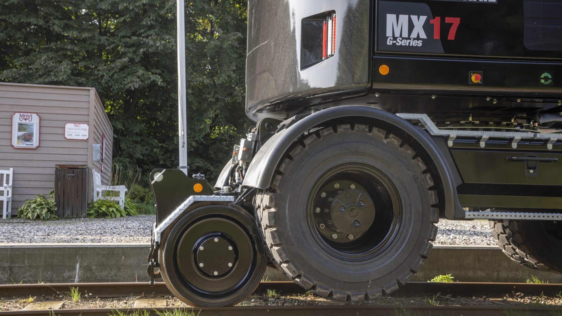 mx17g rail wheels from side