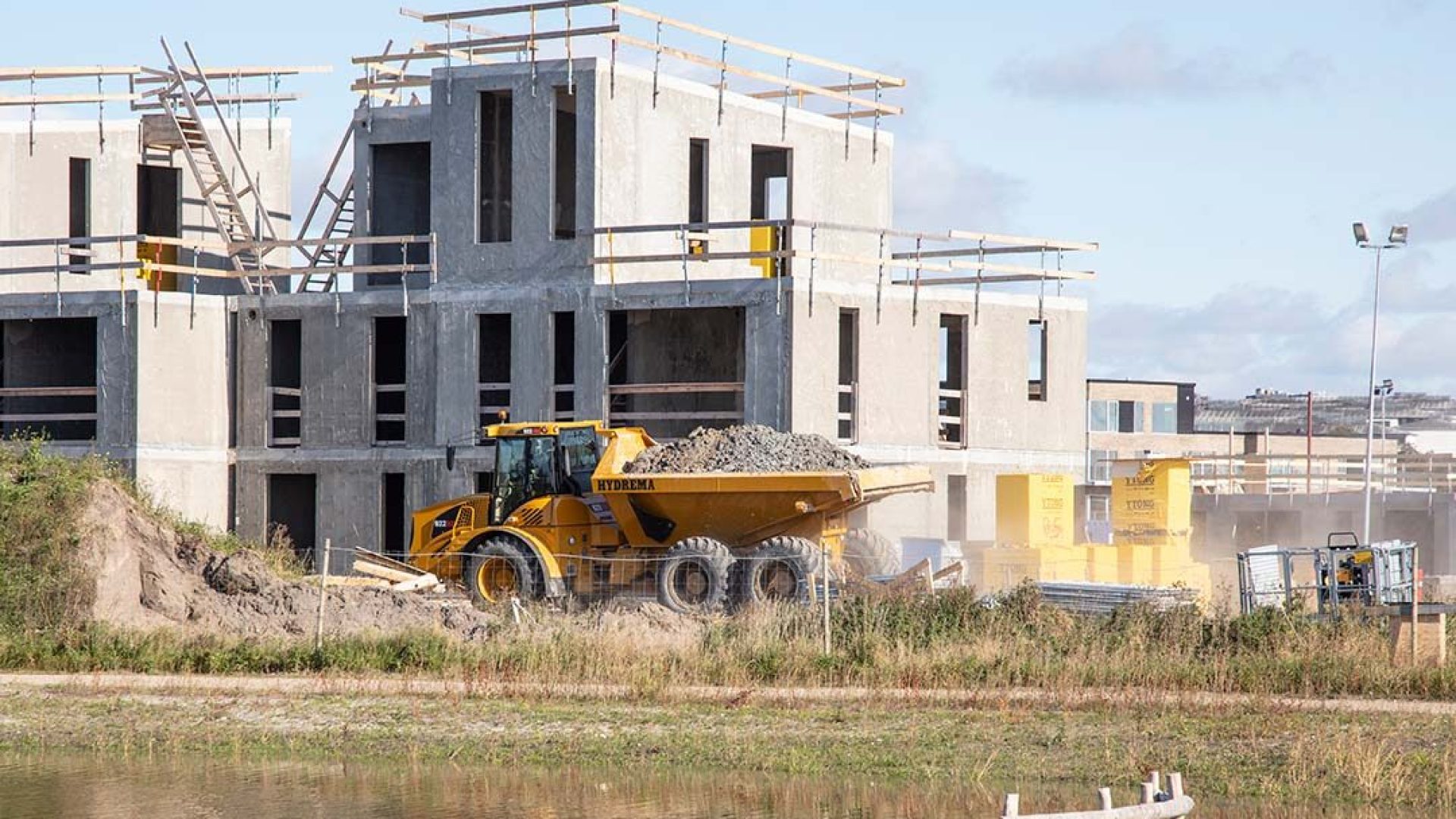 922HM side view dusty transport building site