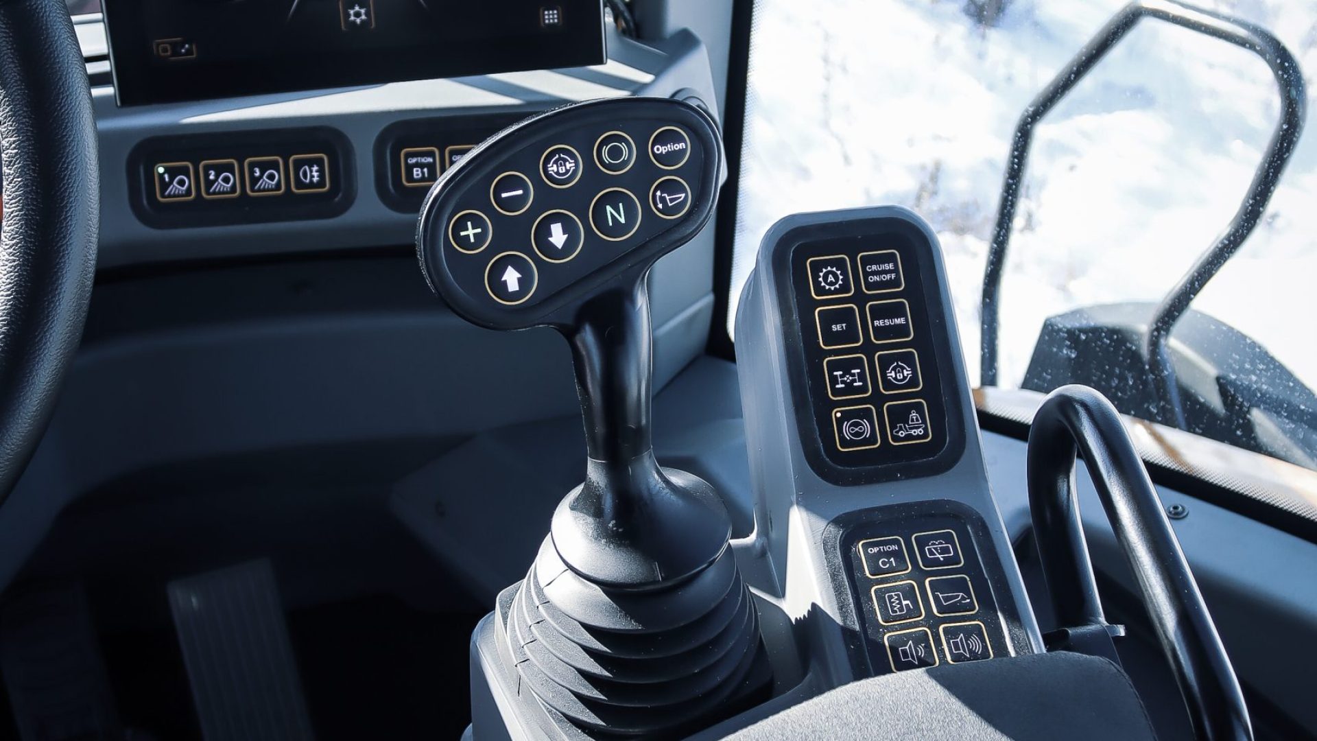 DT22 HM touchscreen, joystick and armrest controls