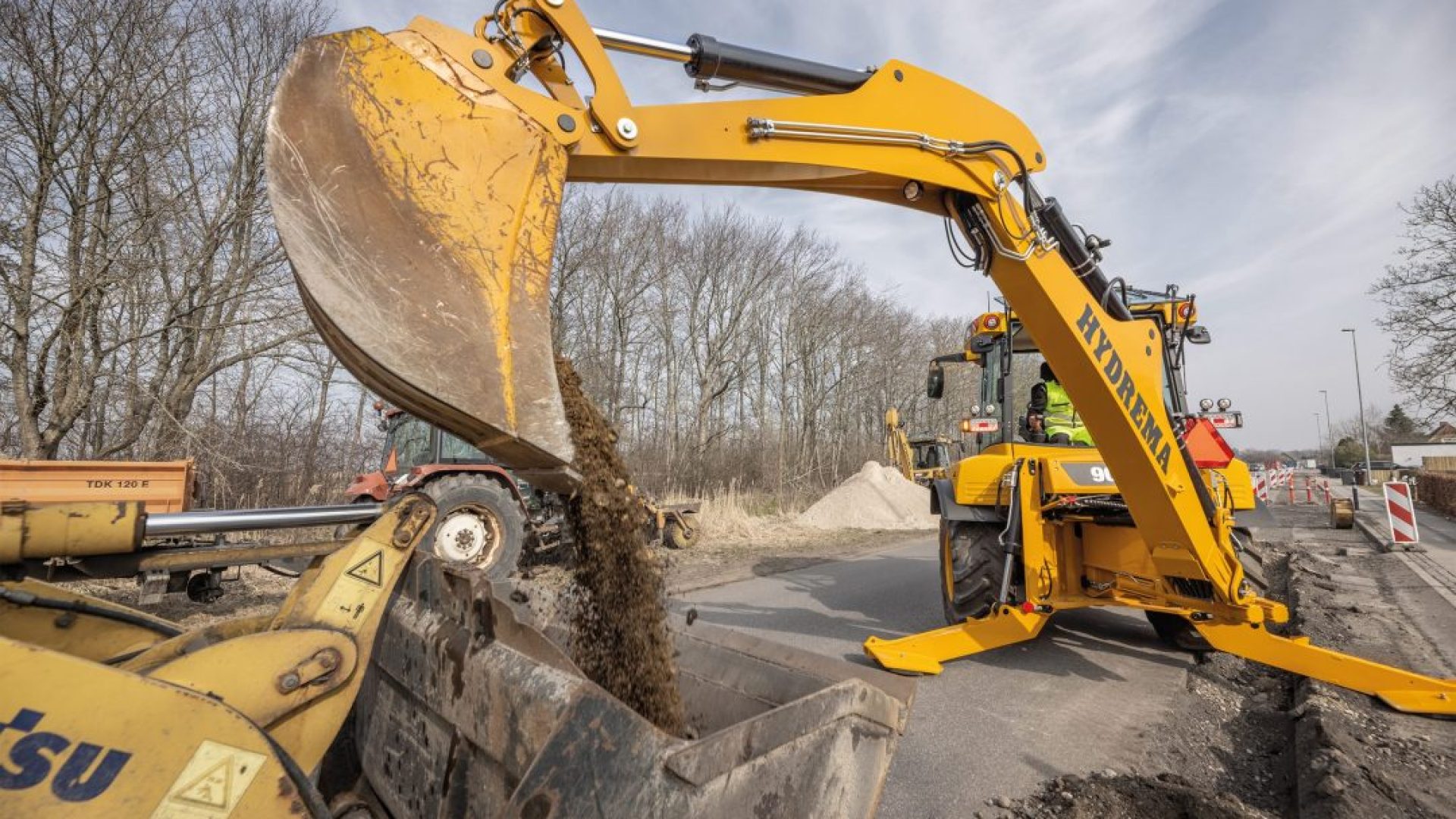 hydrema 906 backhoe loading